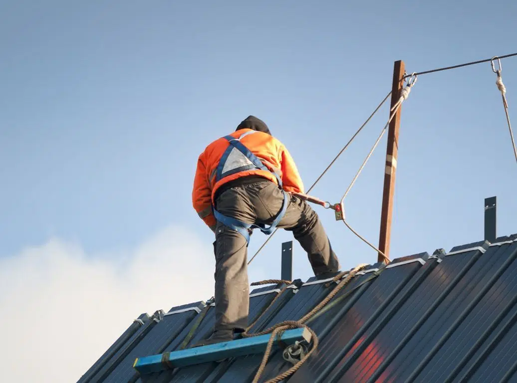 Profesionales de Tejados Pedraza realizando trabajos en altura en Madrid